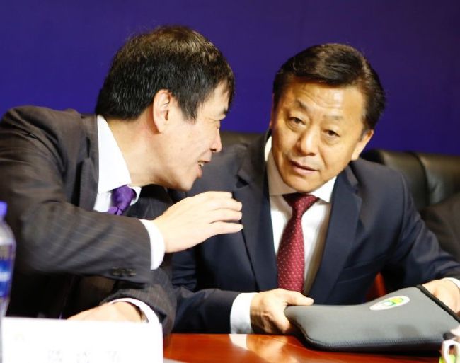 萧初然点了点头，解释道：早上詹小姐的助理，到公司问我有没有时间跟她见面聊一聊设计需求，刚好我也想赶紧跟她面谈一次，所以就去酒店见她了。